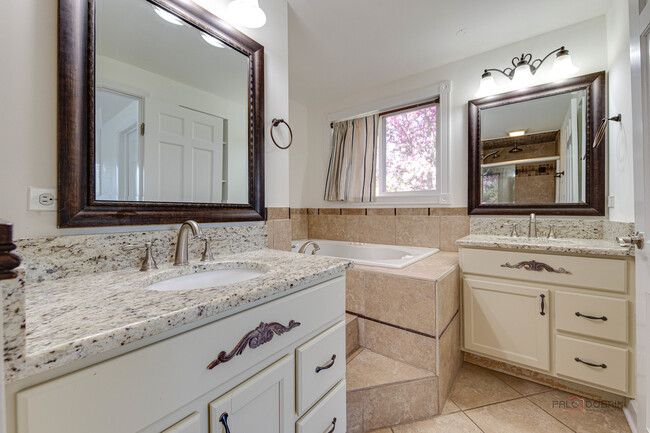 Building Photo - 813 Meadow Ln