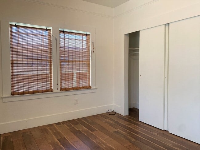 Building Photo - Must see this Antique Beauty! 3-bed/1 bath...