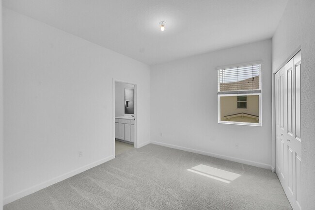 Building Photo - 520 Rivergrass St