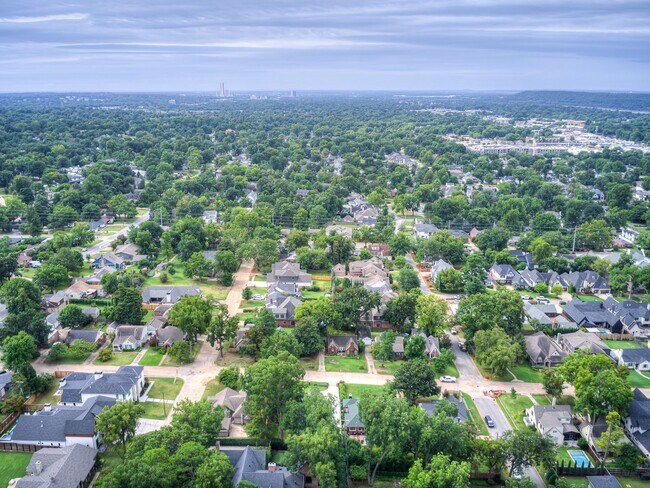 Building Photo - Luxury Living in the Heart of Tulsa