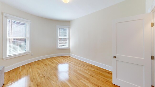Building Photo - 2 Bedroom Split on Beacon St. No brokers F...