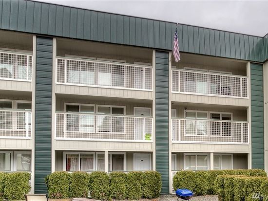 Building Photo - Beautifully remodeled south-facing unit, a...