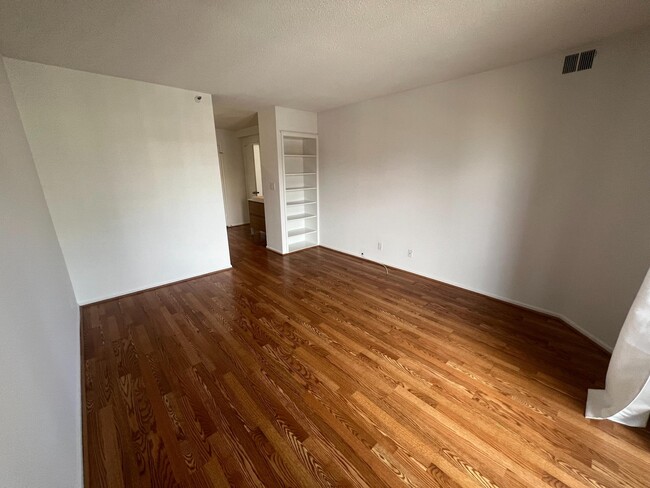 Building Photo - 1600 N Oak St