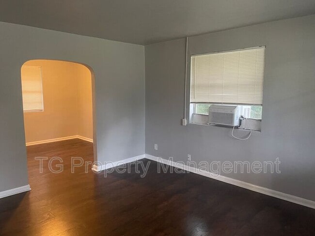 Building Photo - 5205 Hollycrest Dr