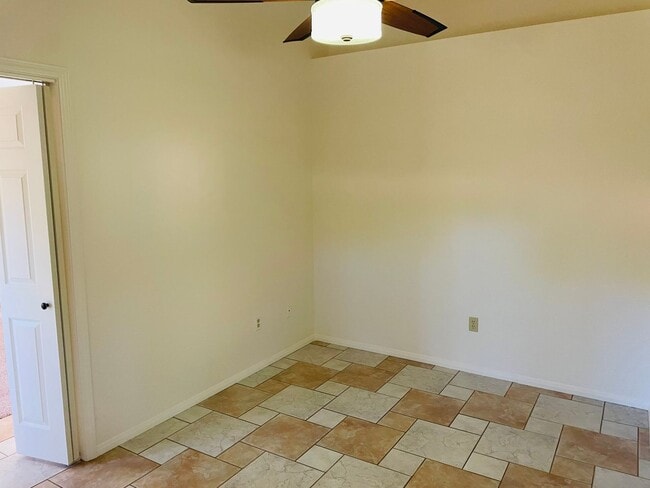 Building Photo - 155 Canyon Diablo Rd
