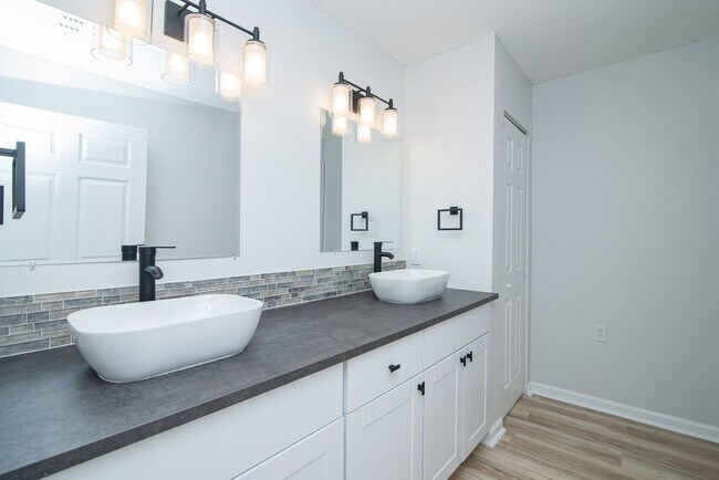 Building Photo - 1101 Scheidel Ct