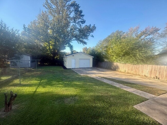 Building Photo - 1220 Thelma St