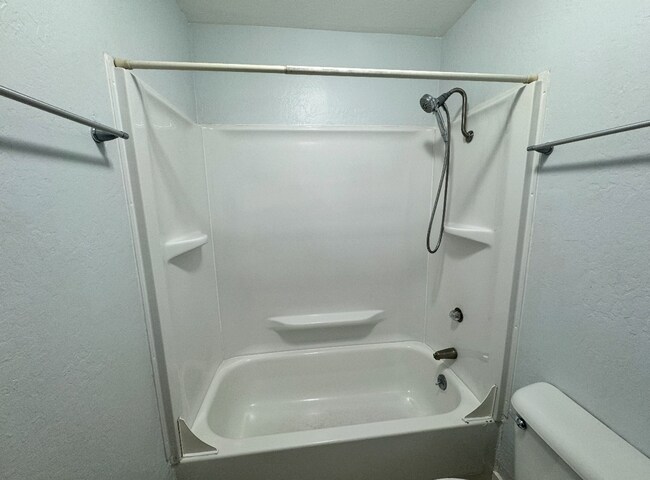 Building Photo - Updated and Spacious Condo near Shopping a...