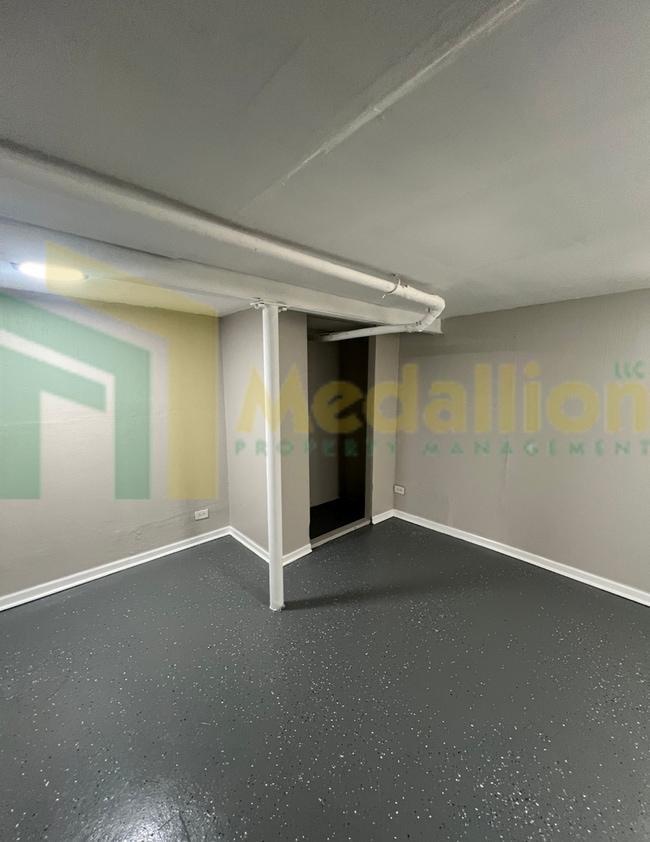 Building Photo - Spacious 4-5 Bedroom, 2-Bath Corner Lot Ho...