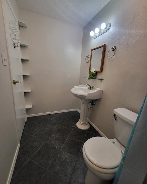 Building Photo - 7025 N Holiday Dr