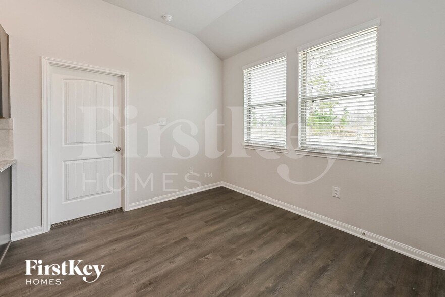 Building Photo - 14775 Country Club Dr