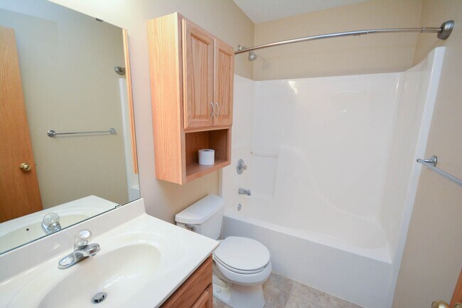 Building Photo - 2-story townhome in fantastic location!