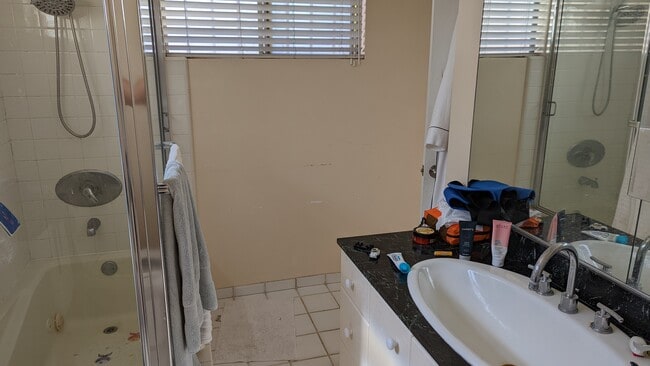 bathroom 2 en suite - 33 Paloma Ave