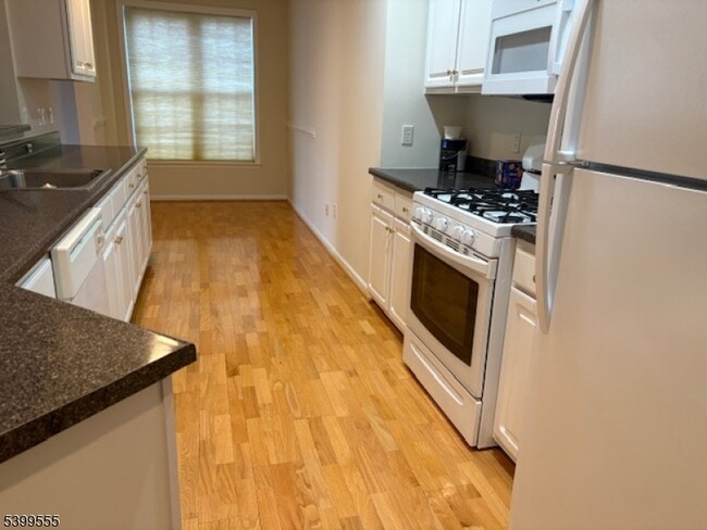 Building Photo - 1104 Carter Dr