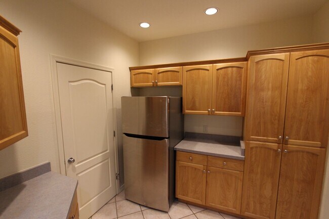Building Photo - Spacious 2 Bedroom Summit Park Condo with Private Balcony & Soaking Tub