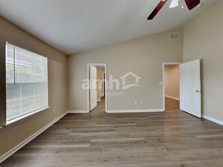 Building Photo - 803 Green Woods Dr