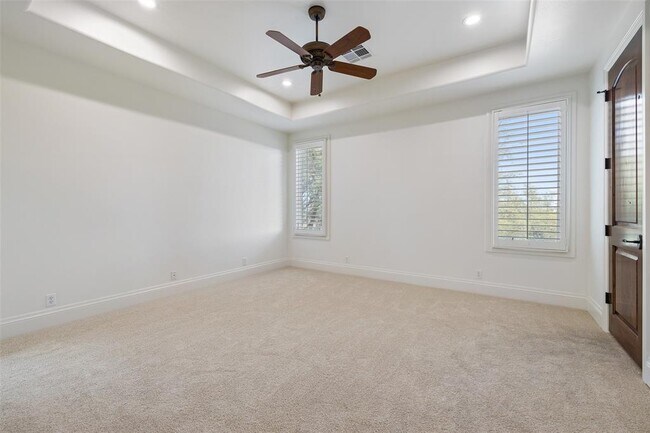 Building Photo - 4805 Mirador Dr