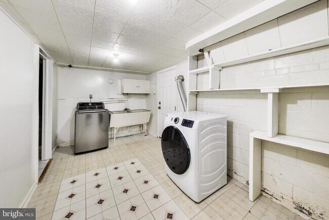 Building Photo - 7215 Normandy Ln