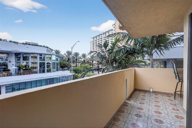 Building Photo - 2924 Collins Ave