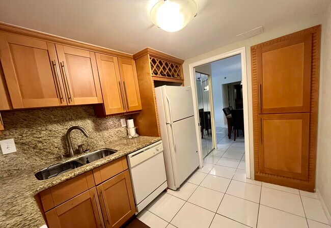 Building Photo - 3215 S Ocean Blvd