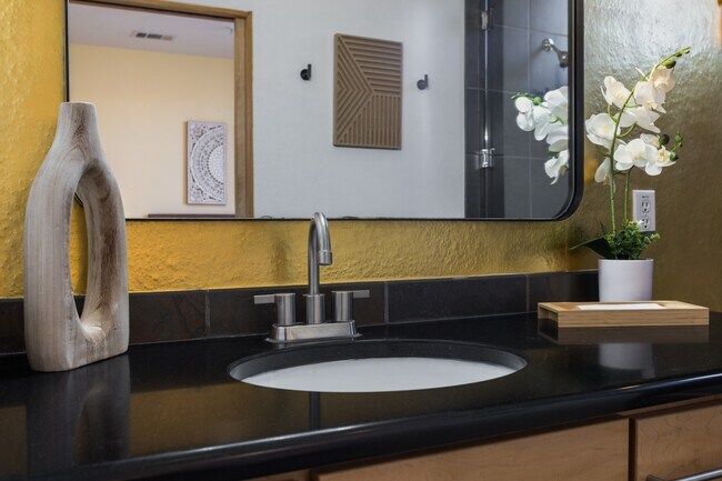 Building Photo - 877 Silver Ave SW