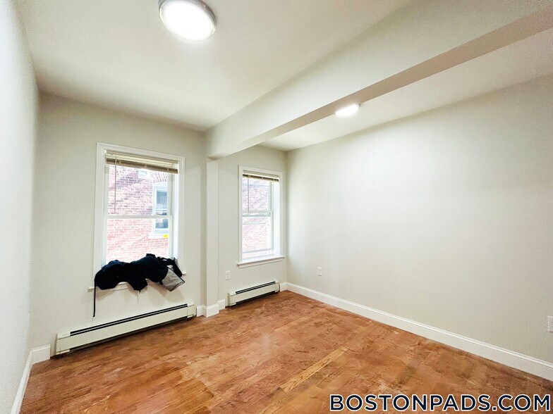 Building Photo - 27 Waverly St