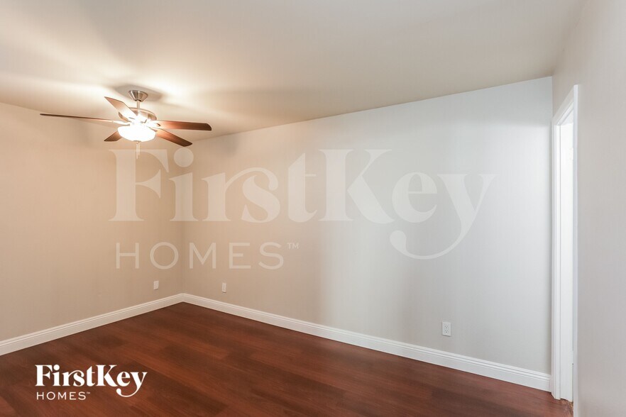 Building Photo - 2122 W Shaw Butte Dr