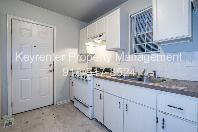 Building Photo - 2 Bed | 1 Bath East Tulsa with Spacious Back yard!