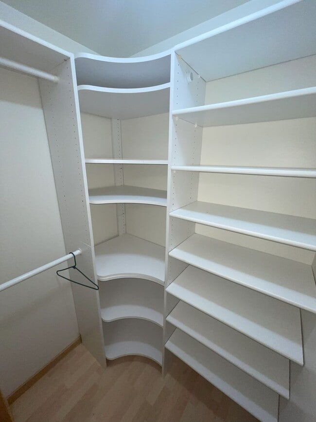 Building Photo - Beautiful 2-bedroom 1.5-bathroom home