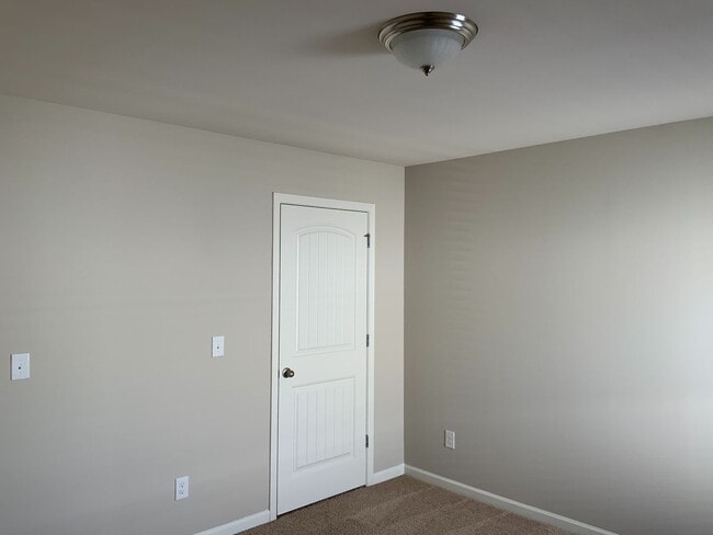 Building Photo - Chelsea Reserve  4 BR / 2.5 Ba / 2 family Room / 2 stories