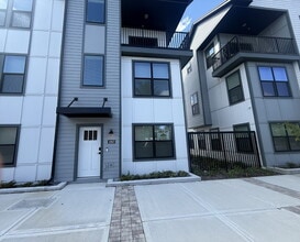 Building Photo - Modern 2-Bedroom Townhome with Garage Park...
