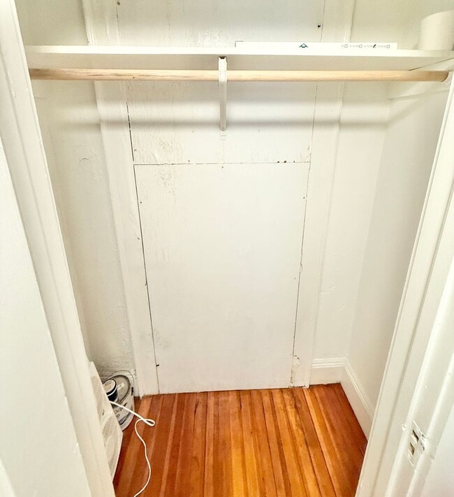 Building Photo - **BEST DEAL**Ghent -2 Bedroom condo 2nd Fl...
