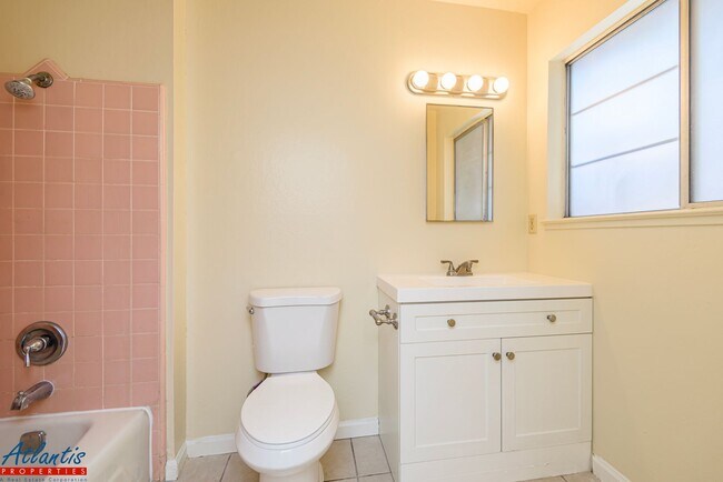 Building Photo - Lovely Blossom Valley Home