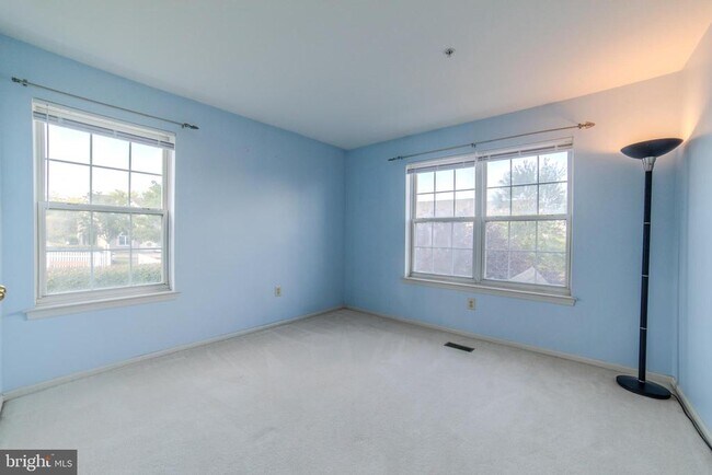 Building Photo - 651 Fawn Cir