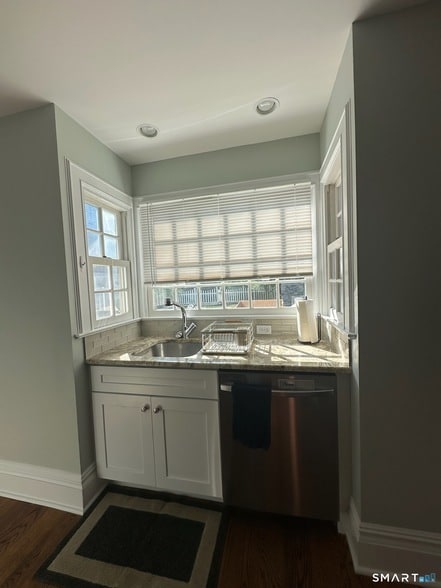 Building Photo - 664 Fairfield Beach Rd