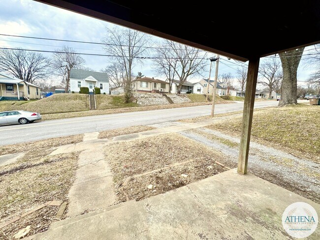 Building Photo - 2 Bed / 1 Bath House Off North Main Street