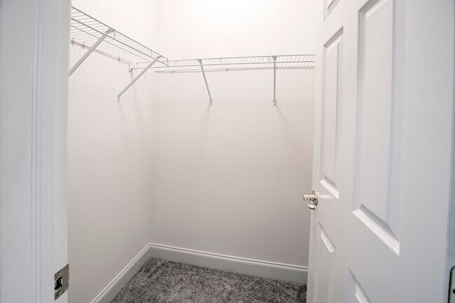 Building Photo - Beautiful 3 bedroom, 3 bath home in over 5...