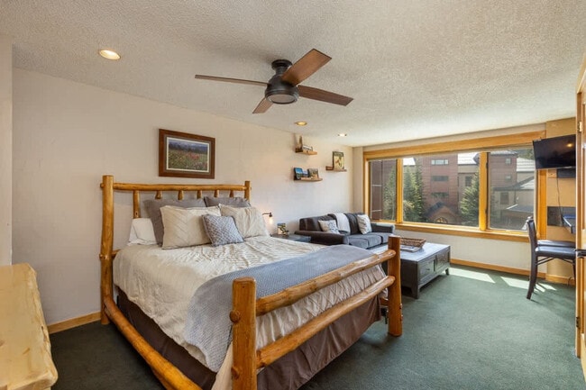 Building Photo - 535 South Park Avenue