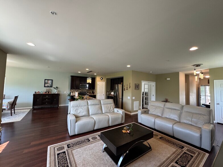 Living and kitchen - 537 Prizer Ct