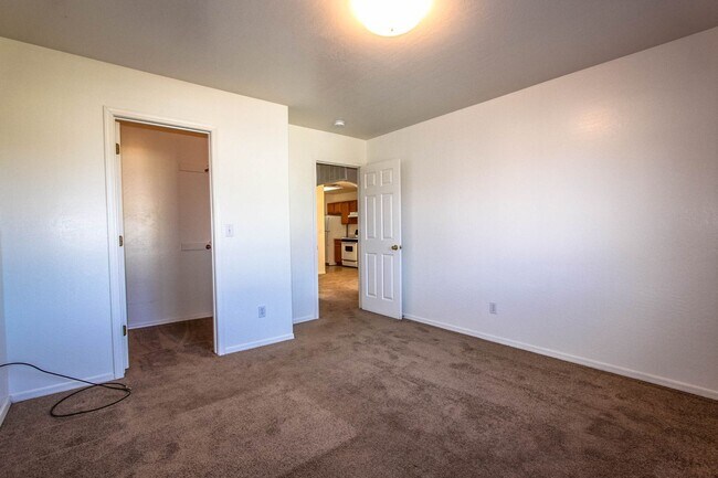 Building Photo - 6200 N Rockland Dr