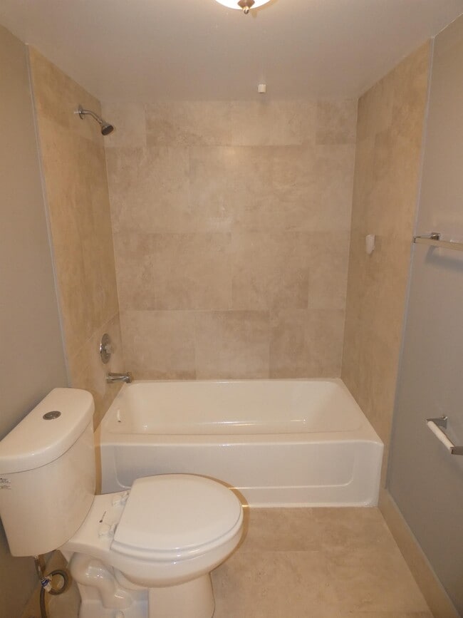 Building Photo - 2851 N Oakland Forest Dr