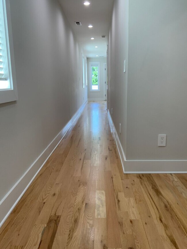Building Photo - Fabulous Home In West Nashville