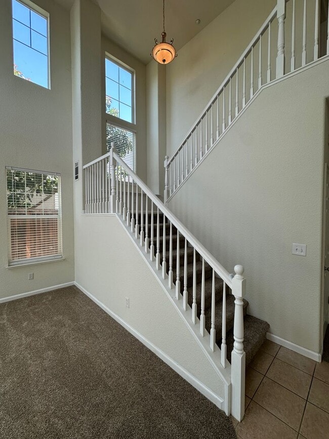 Building Photo - Gorgeous 3 Bed / 2.5 Bath Home in Desirable Rose Garden Community!