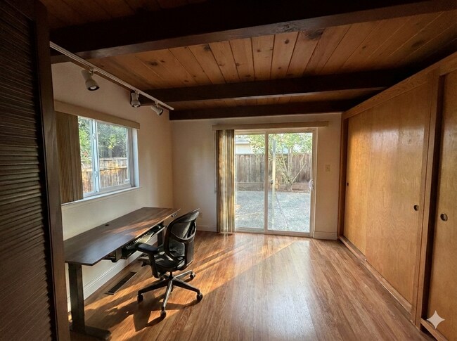 Building Photo - 20254 Meadowlark Dr