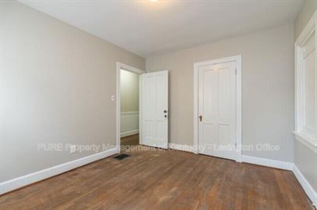 Building Photo - 206 Floral Park