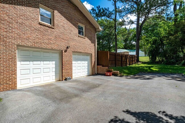 Building Photo - JC Rental Available. Prime location