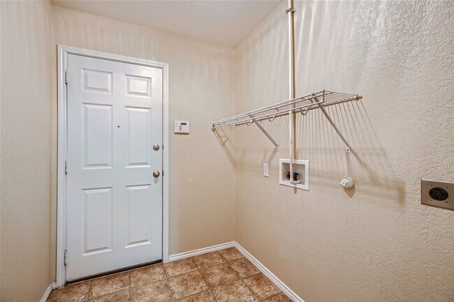 Building Photo - Move in ready!!  3 bedroom plus office!!