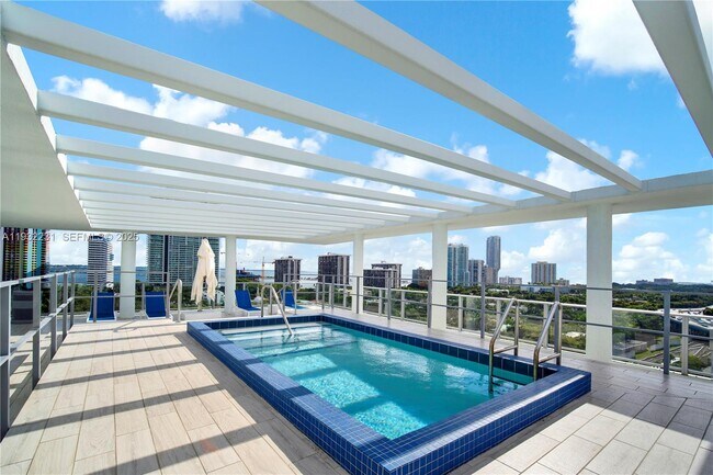 Building Photo - 1600 SW 1st Ave