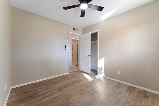 Building Photo - 2614 W Greenway Rd