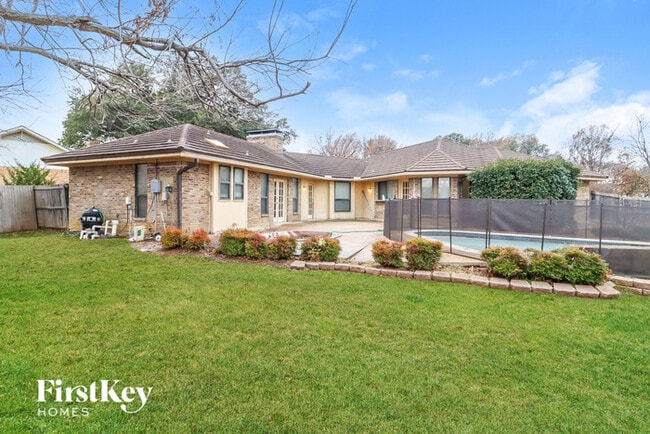 Building Photo - 2102 Greenbriar Ct